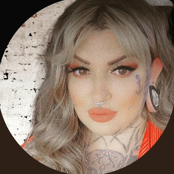 Meet your Posher, Selena - Picture 2 of 2